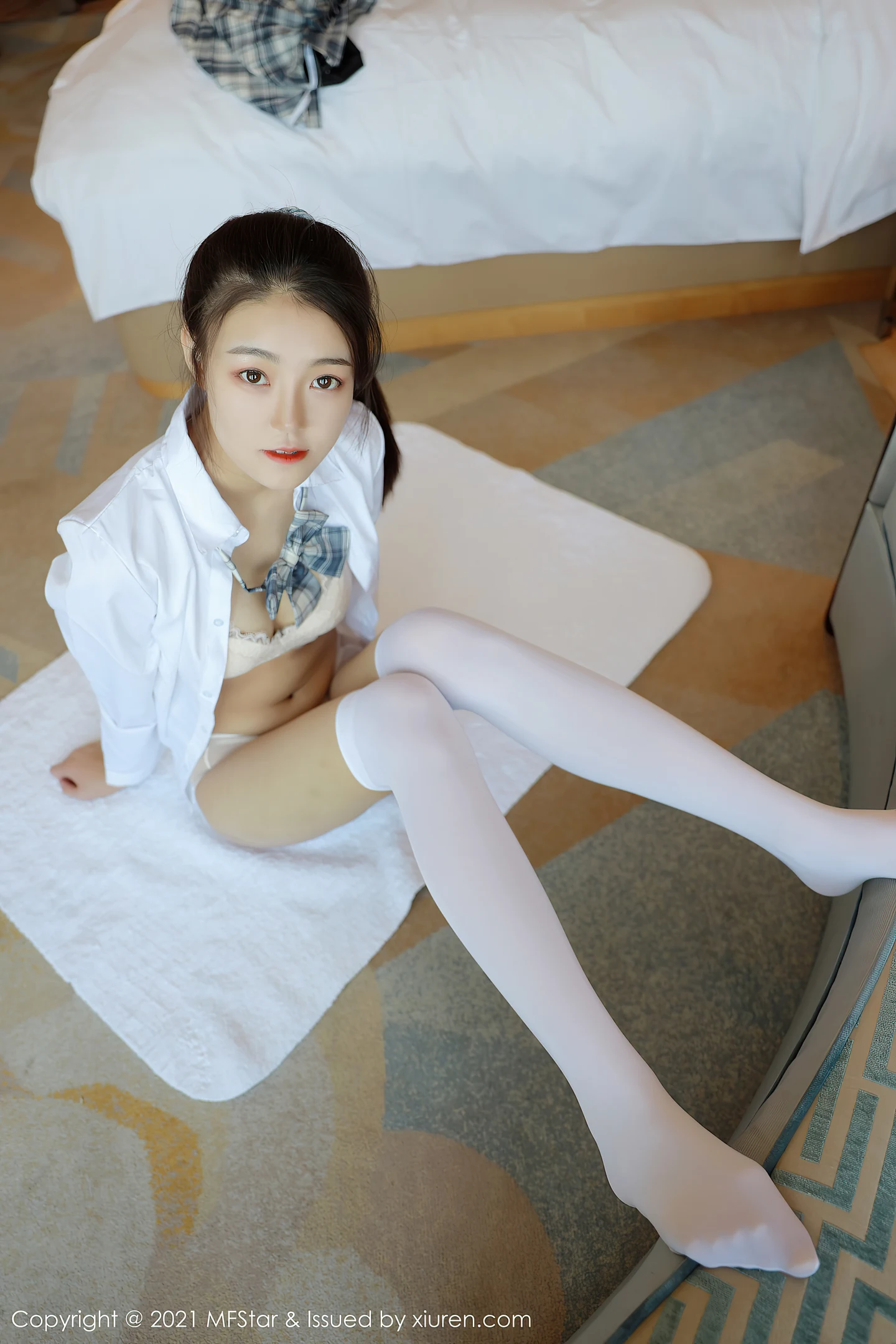 [MFStar模范学院]Vol.448_嫩模Laura苏雨彤清纯格子JK制服半脱露性感内衣诱惑写真40P-秀人网 - XiuRen.Space